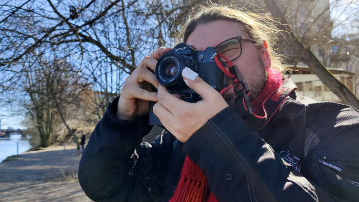 Uns macht der manuelle Modus mehr Spaß, bei dem wir wie gewohnt durch den Sucher der Kamera schauen und ihren Auslöser verwenden. (Bild: Martin Wolf/Golem.de)